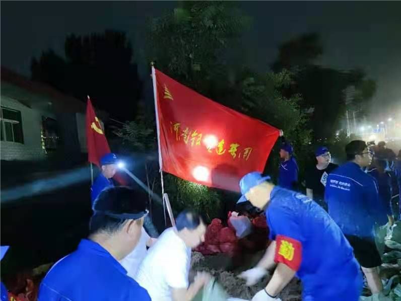 银金达抗洪救灾志愿者分队连夜转战